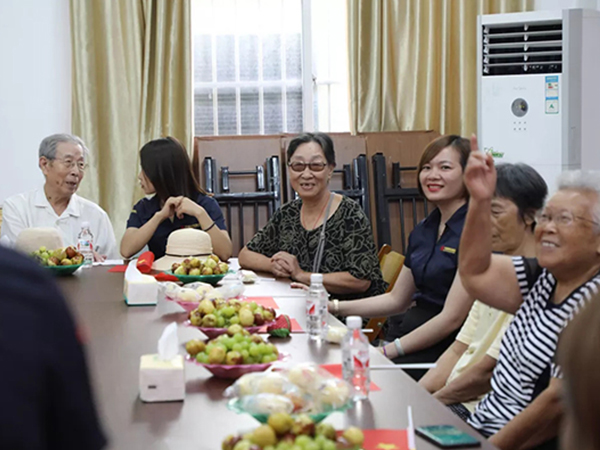 中庭裝飾集團(tuán)丨“情暖中秋，將愛傳承”——走進(jìn)金浦社區(qū)慰問高齡老人